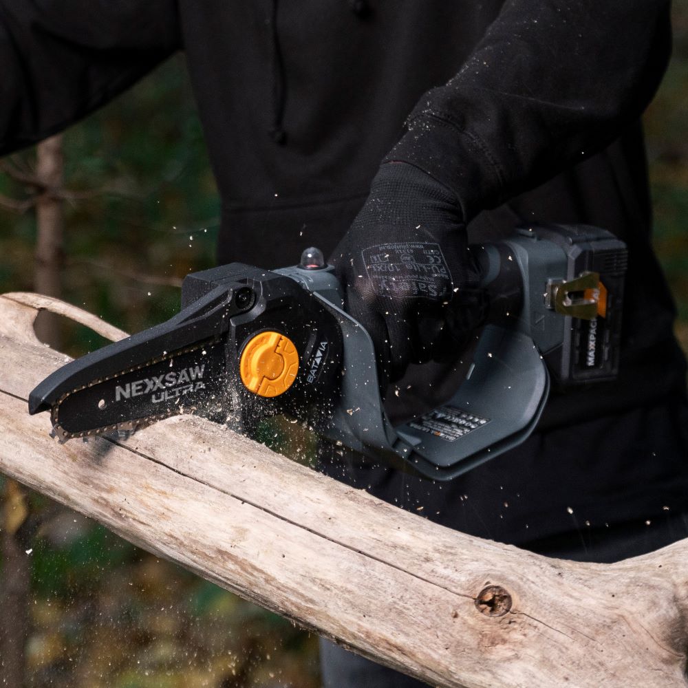 Batavia Nexxsaw V3.2 18V brushless one-hand chainsaw 7''. With 1 x battery 4Ah and 1 x fast charger 4A